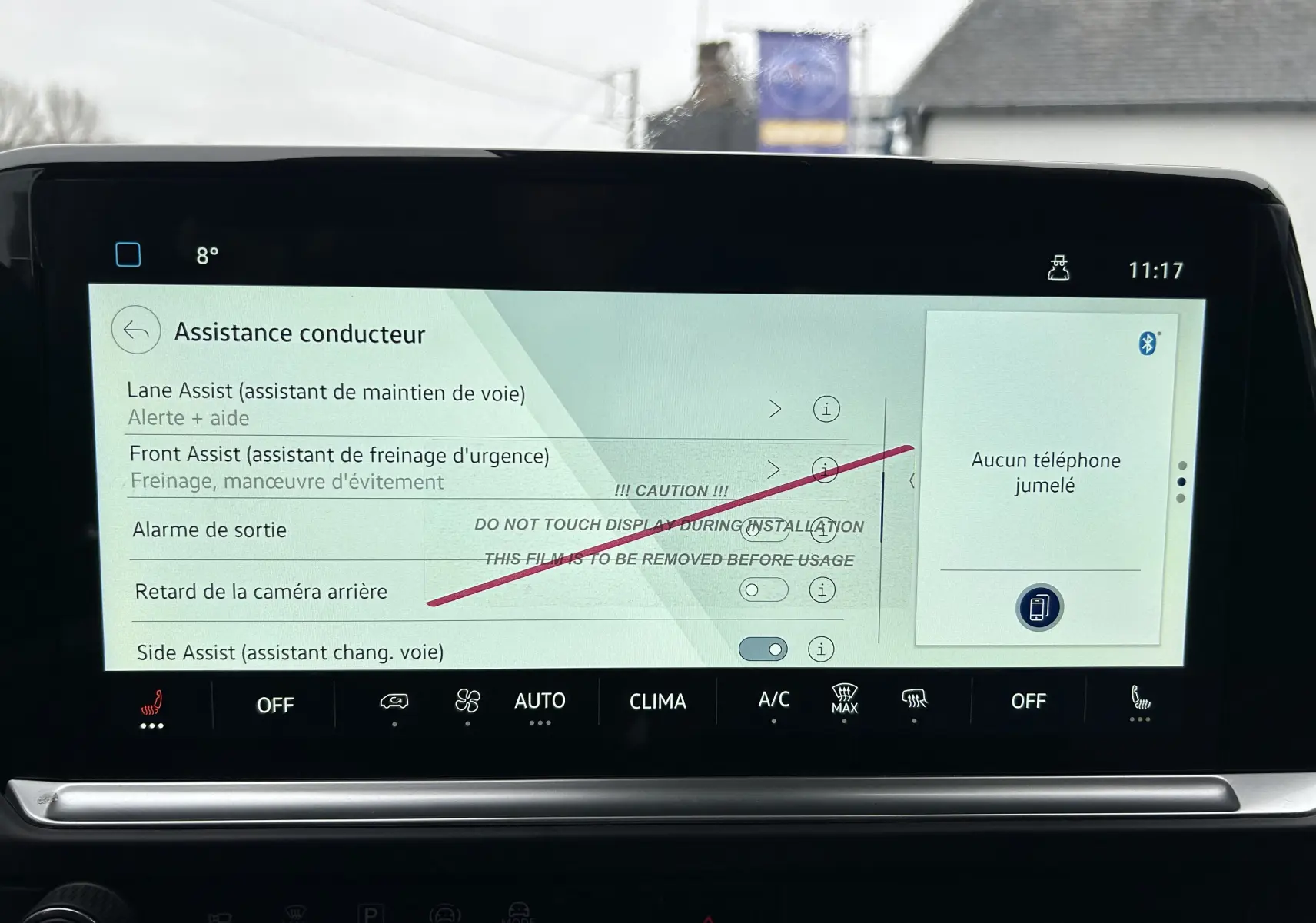 Vue de face du Volkswagen Transporter T7 ProCab graphite Dust, mettant en valeur sa calandre et ses phares LED Matrix.