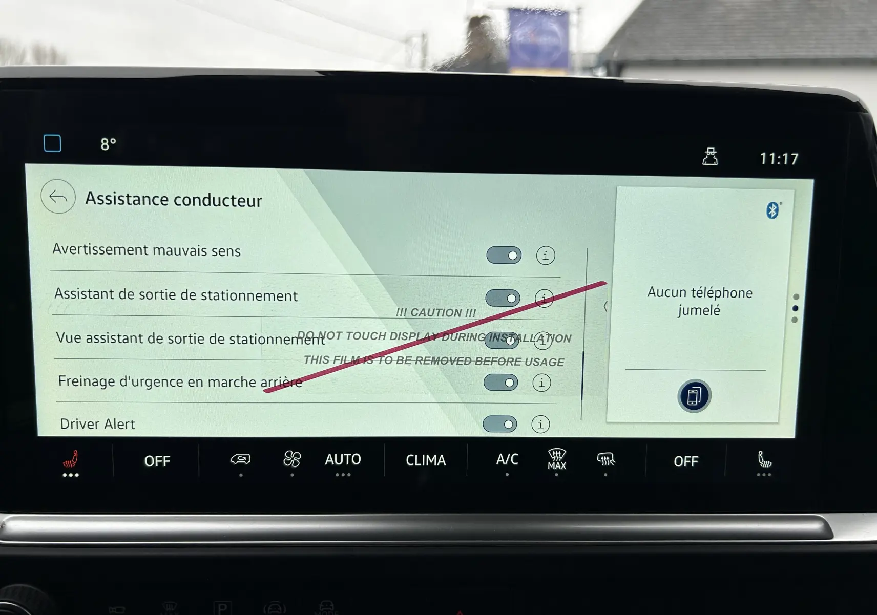 Écran tactile intérieur du Volkswagen Transporter T7 Business affichant les options d'assistance conducteur.