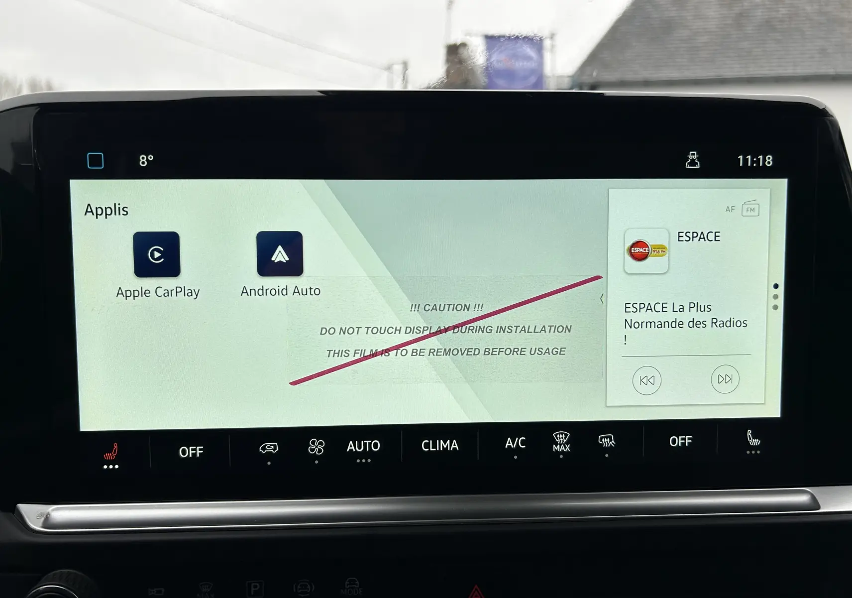 Écran tactile central du Volkswagen Transporter T7 Business, affichant Apple CarPlay et Android Auto, interface claire en intérieur.