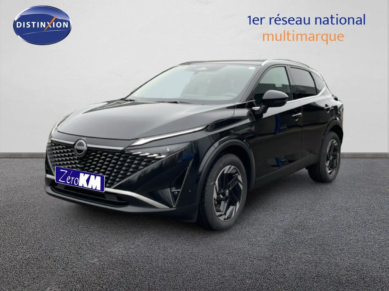 Nissan Qashqai 1.5 E-POWER noir perle métal en 3/4 avant droit, avec calandre distinctive et jantes noires.