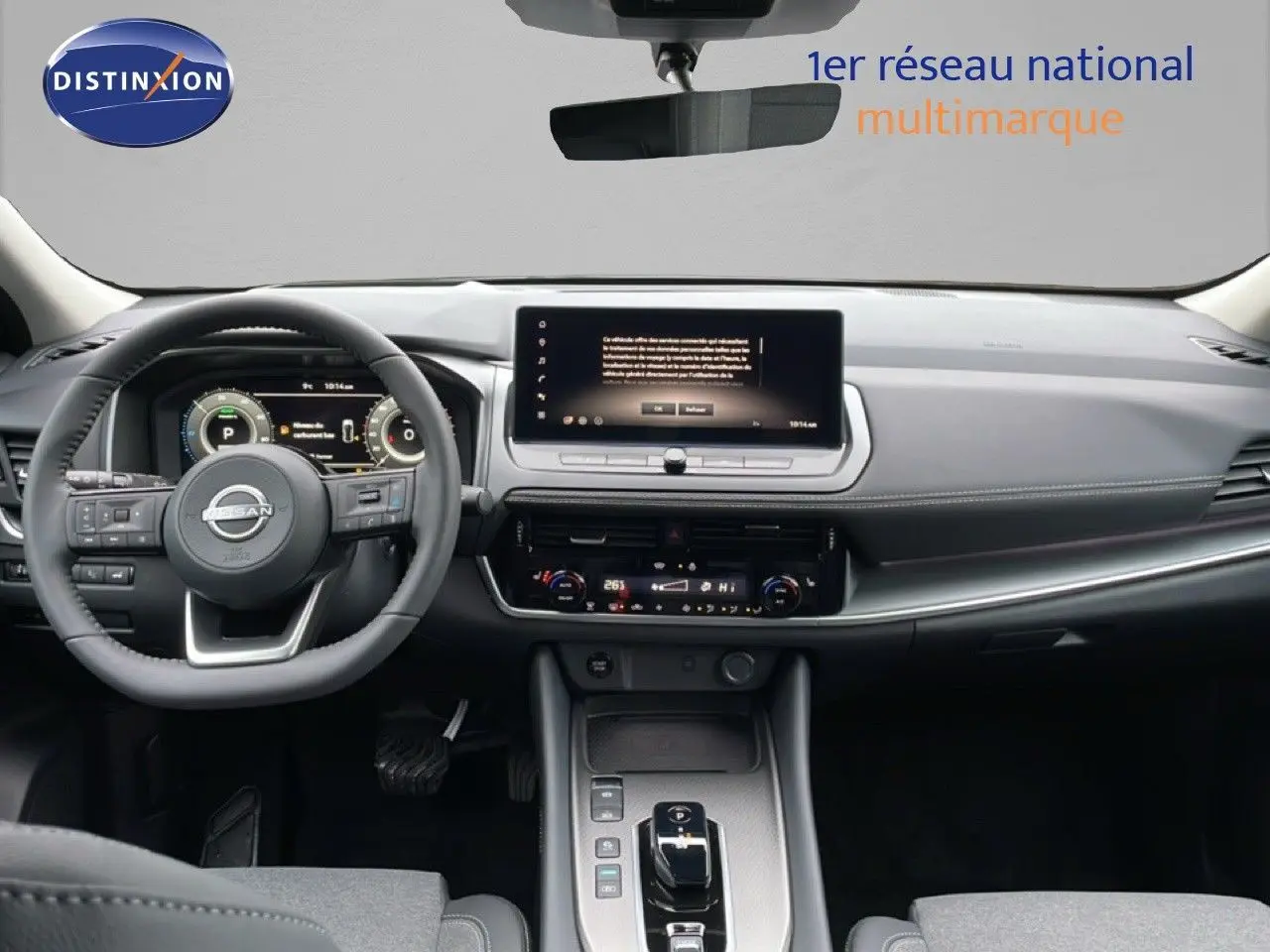 Vue intérieure frontale du tableau de bord et volant noir du Nissan Qashqai 1.5 E-POWER 2025 avec écran tactile central.