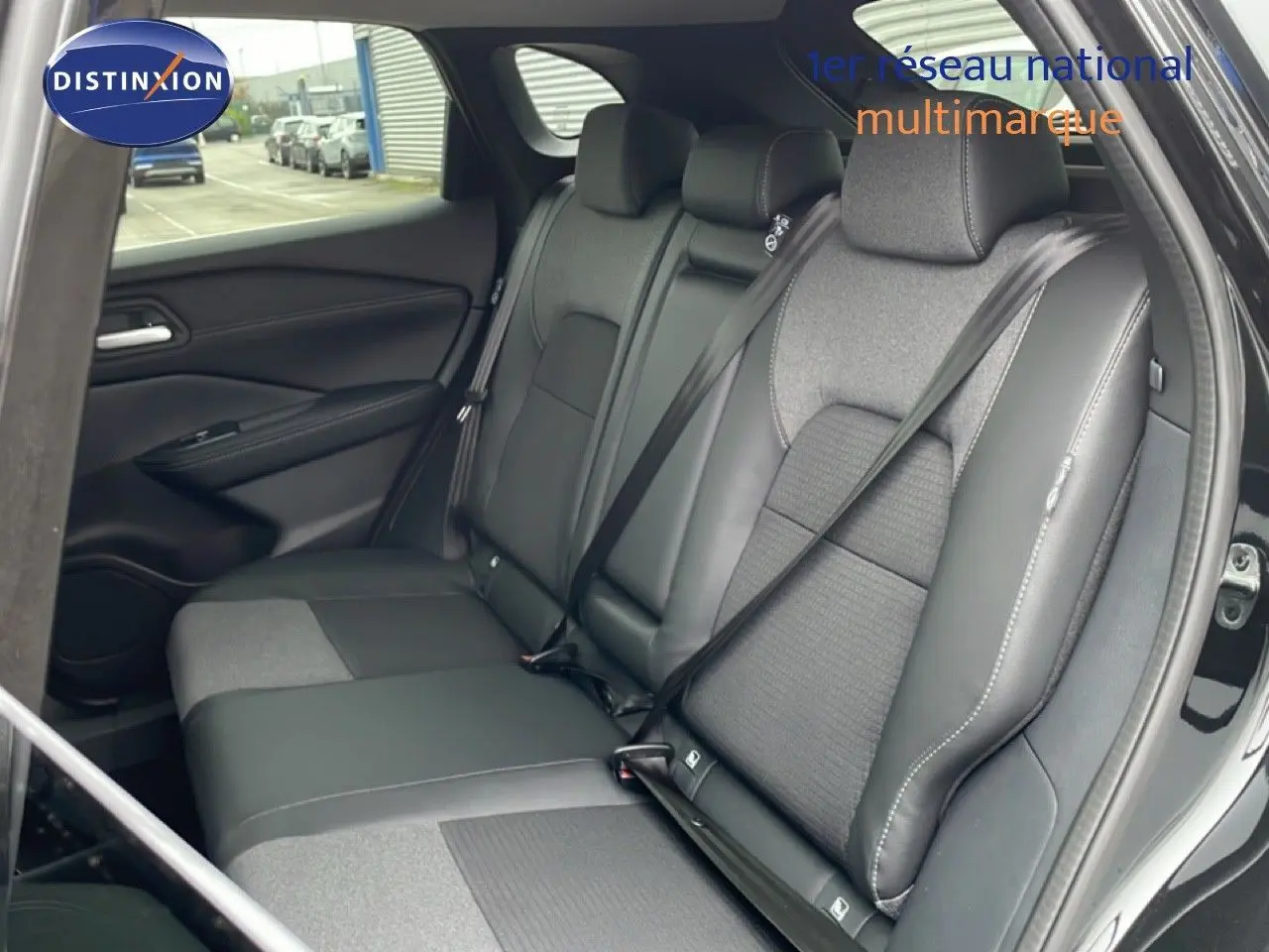 Vue intérieure côté droit des sièges arrière en cuir et tissu gris du Nissan Qashqai noir perle métal 2025.