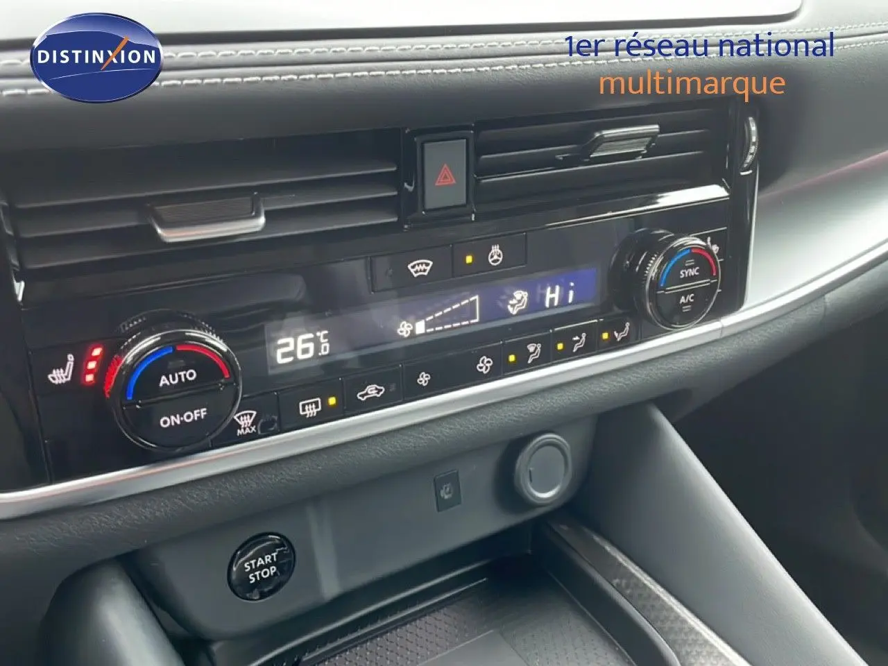 Gros plan sur la console centrale du Nissan Qashqai 2025 noir perle, montrant les commandes de climatisation digitales.