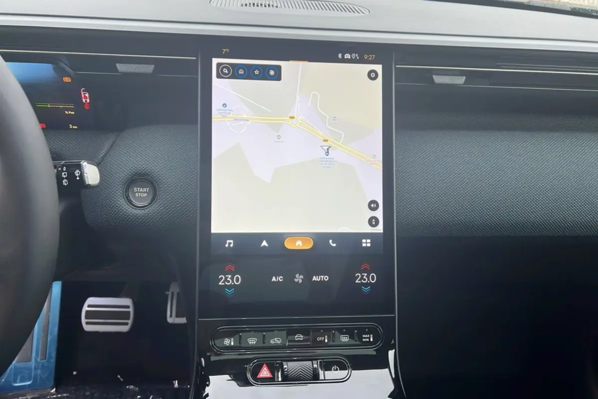 Vue rapprochée de la console centrale tactile du Citroën C5 Aircross New Hybrid 145 Max T.O 2026 avec affichage GPS.