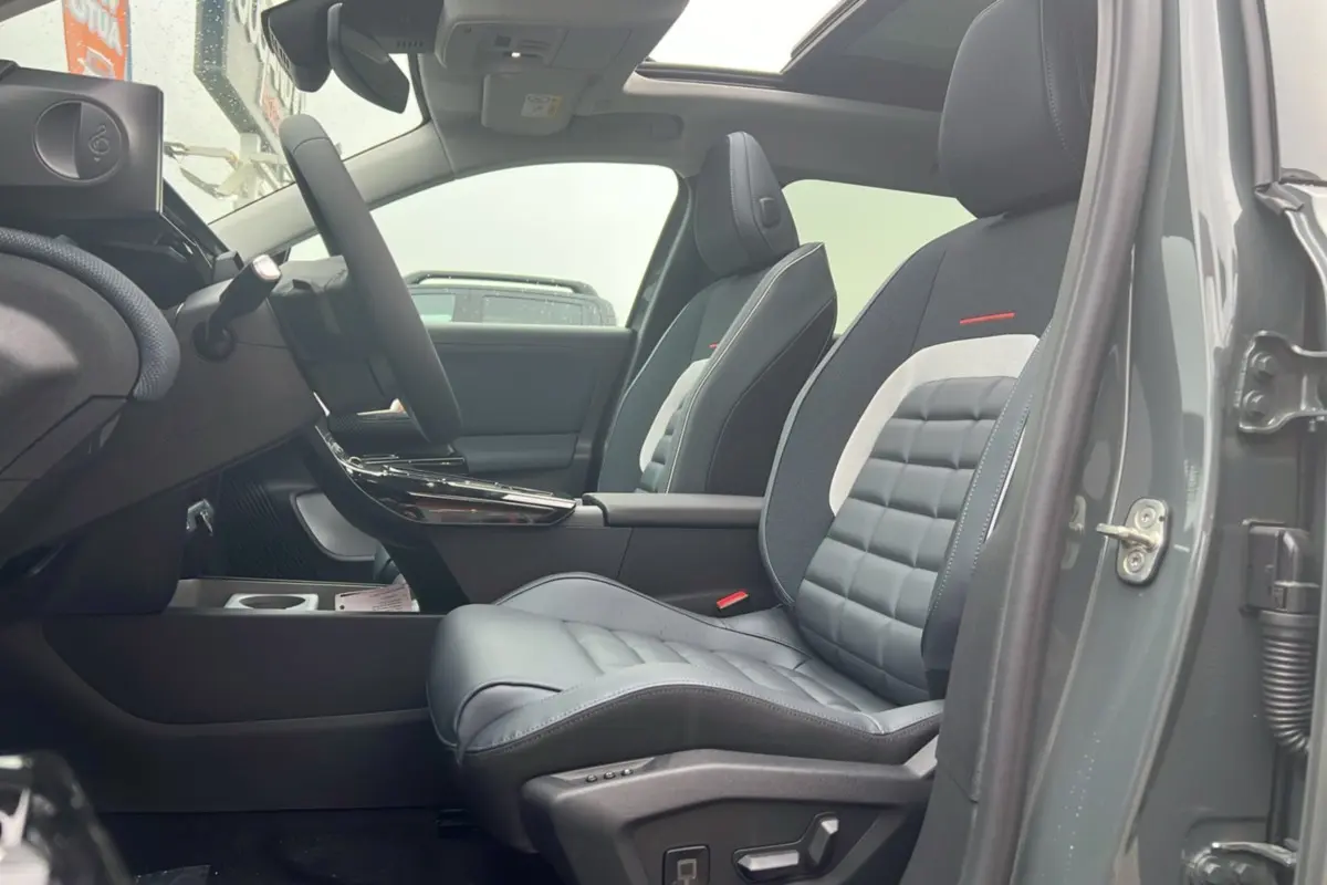 Vue intérieure côté conducteur du Citroën C5 Aircross 2026, sièges cuir et tissu gris avec toit ouvrant panoramique.