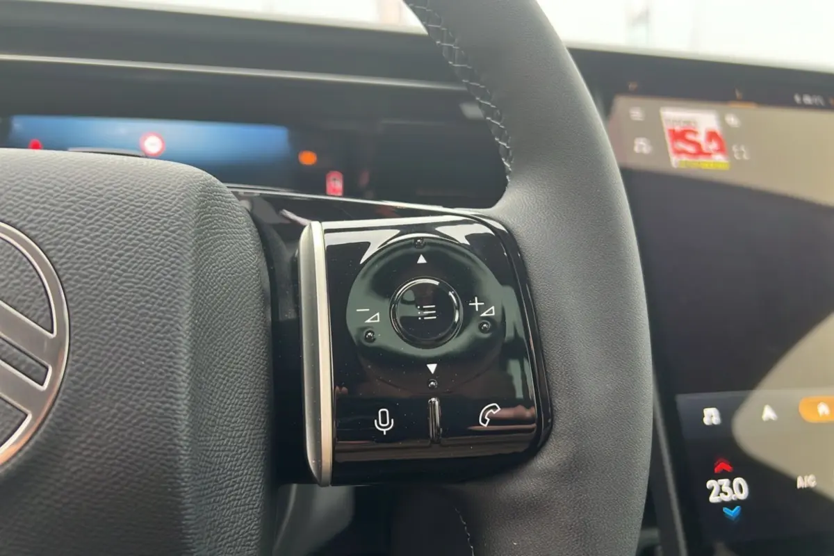 Gros plan sur les commandes multifonctions du volant cuir du Citroën C5 Aircross New Hybrid 2026, côté gauche.