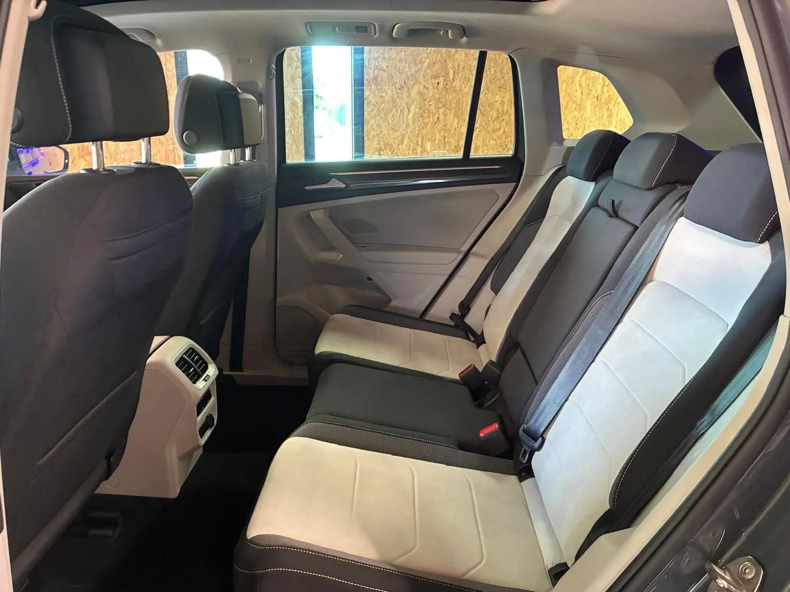 Vue intérieure côté droit des sièges arrière bicolores beige et noir du Volkswagen Tiguan 2023.