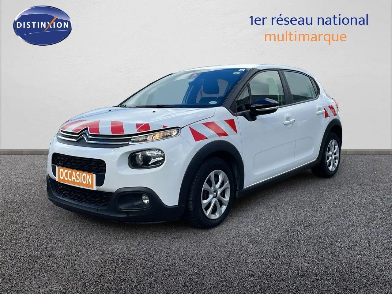 Citroën C3 Société blanc banquise vue 3/4 avant droit avec bandes rouges diagonales sur capot et ailes.
