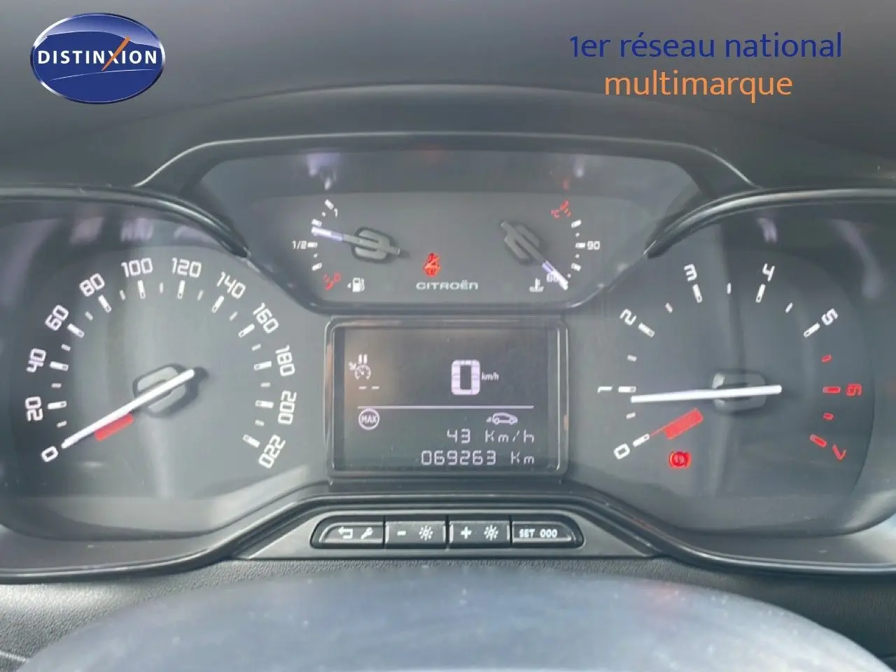Vue rapprochée du tableau de bord numérique de la Citroën C3 Société blanc banquise, affichant 69 263 km.