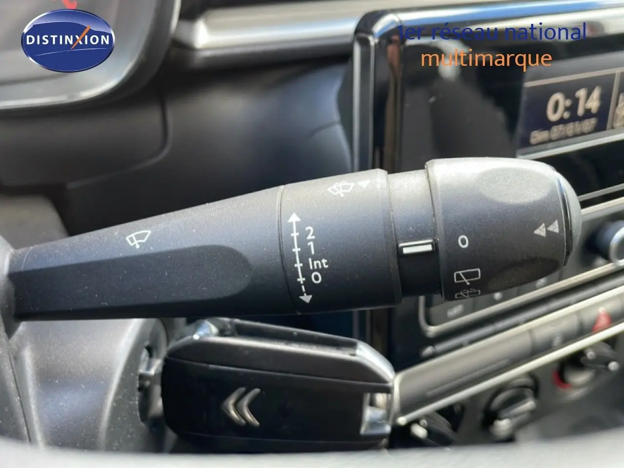 Gros plan sur la commande d’essuie-glace à gauche du volant dans l’habitacle d’une Citroën C3 Société blanc banquise.