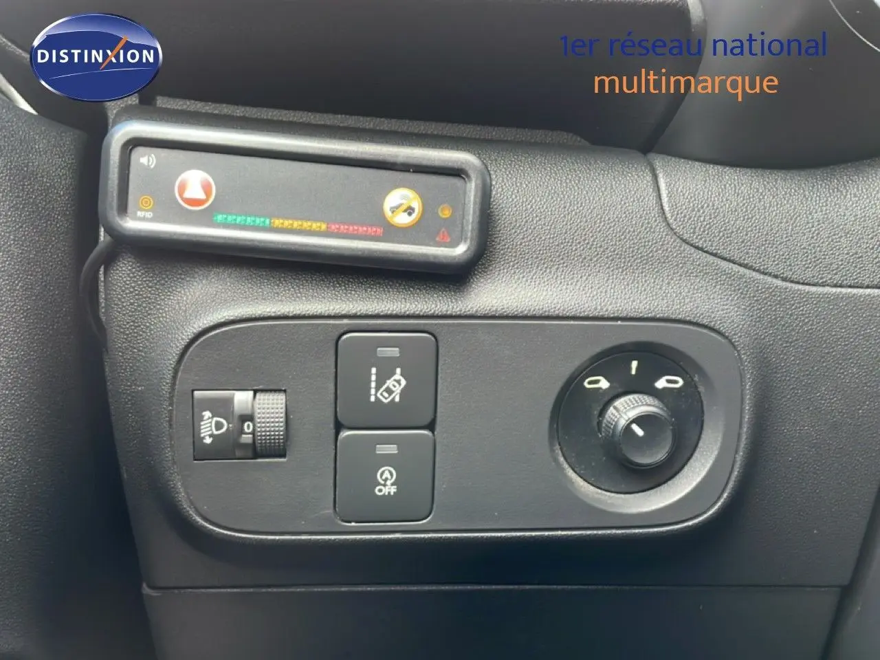 Détail du tableau de bord côté gauche de la Citroën C3 Société blanc banquise, montrant les commandes d’éclairage et rétroviseurs.
