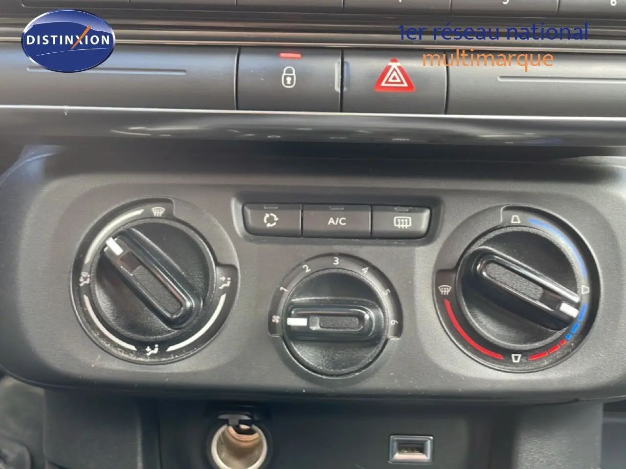 Gros plan sur les commandes de climatisation et ventilation du tableau de bord d'une Citroën C3 Société blanc banquise, version 2019.