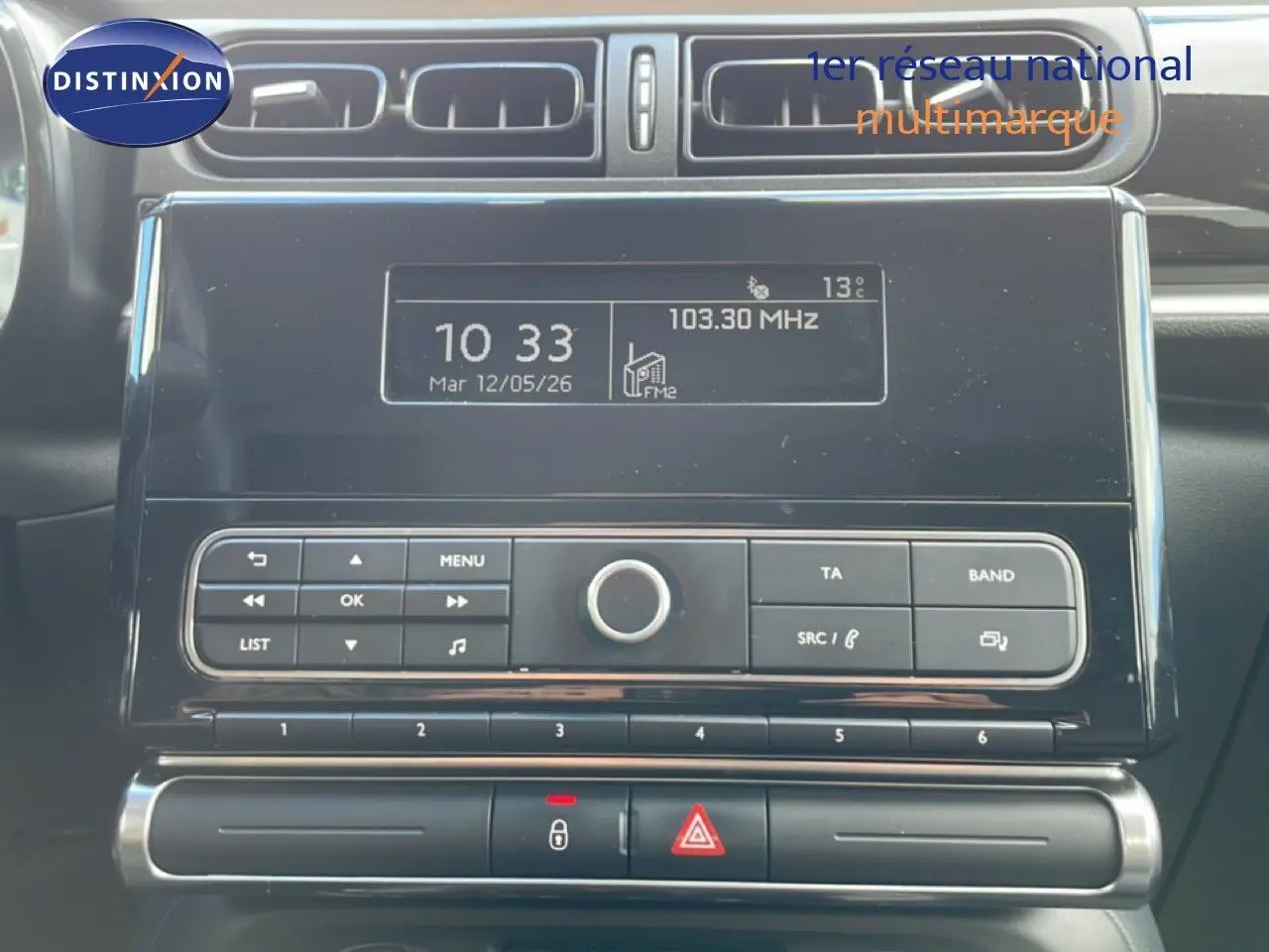 Vue rapprochée du tableau de bord de la Citroën C3 Société 2019, avec écran radio et commandes centrales noires.