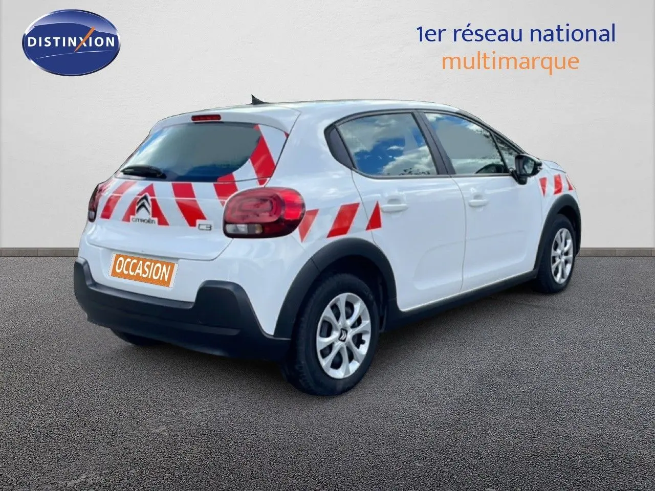 Vue 3/4 arrière droite d'une Citroën C3 Société blanche avec marquages rouges de sécurité sur la carrosserie.