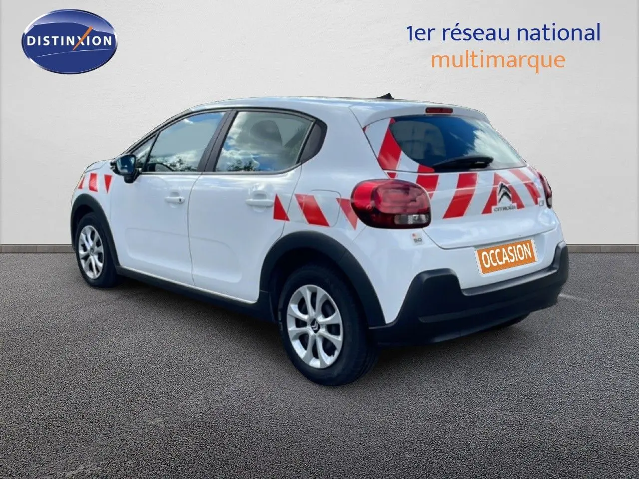 Vue 3/4 arrière droite d'une Citroën C3 Société blanche banquise avec marquages rouges diagonaux distinctifs.