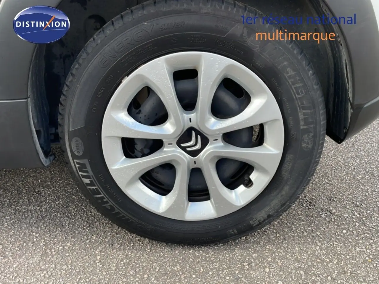 Gros plan sur la roue avant gauche blanche banquise d'une Citroën C3 Société 2019 avec jante en alliage distinctive.