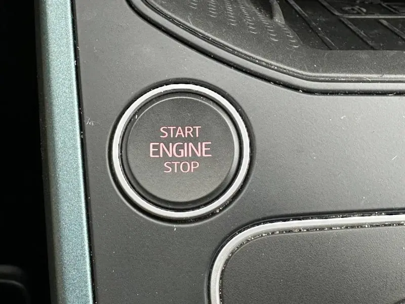 Gros plan sur le bouton Start Engine Stop noir avec inscription rouge dans l'habitacle du SEAT Arona 2025.
