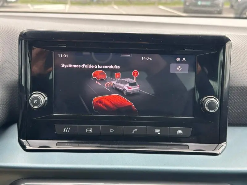 Écran tactile central montrant les systèmes d'aide à la conduite dans l'habitacle du SEAT Arona 2025.