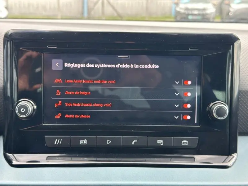 Écran tactile central du SEAT Arona 2025 montrant les réglages d’aide à la conduite avec interface noire brillante.