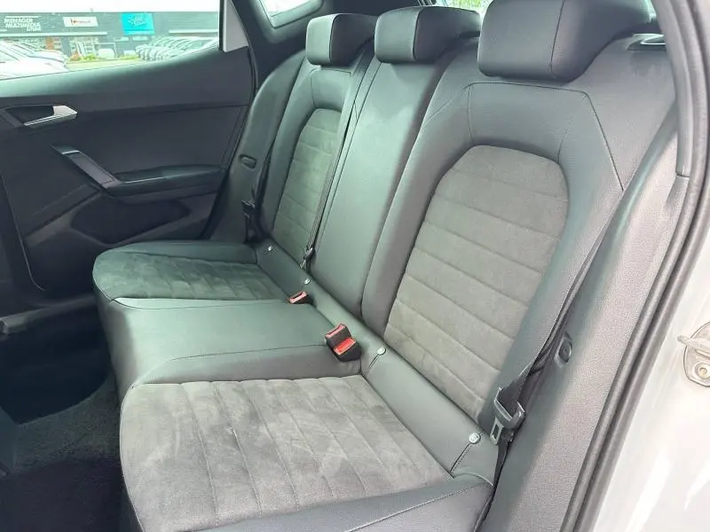 Vue intérieure côté droit de la banquette arrière en tissu gris Sano du SEAT Arona 2025.