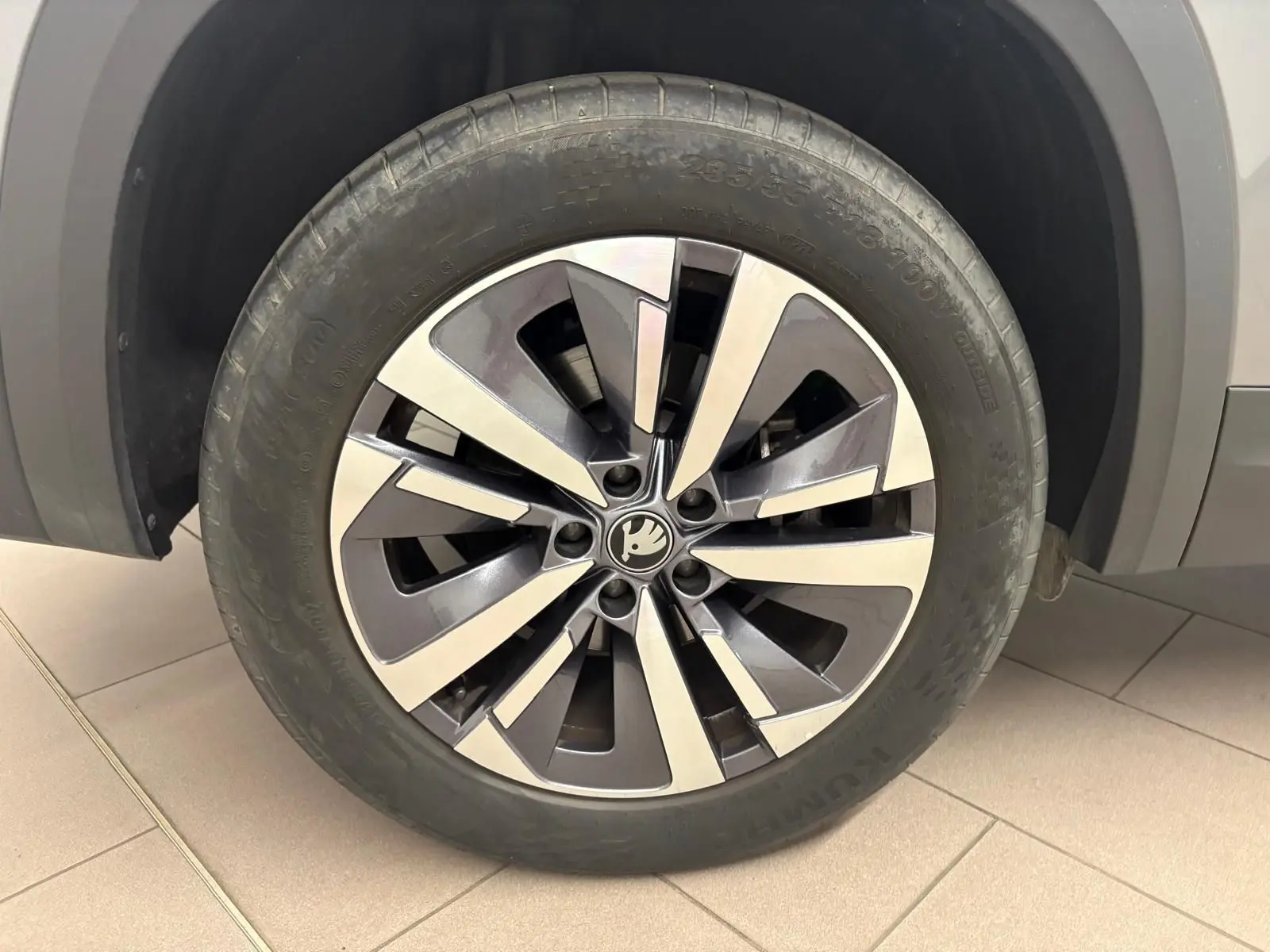Gros plan sur la roue avant droite du Skoda Kodiaq gris graphite, mettant en valeur la jante alliage au design moderne.