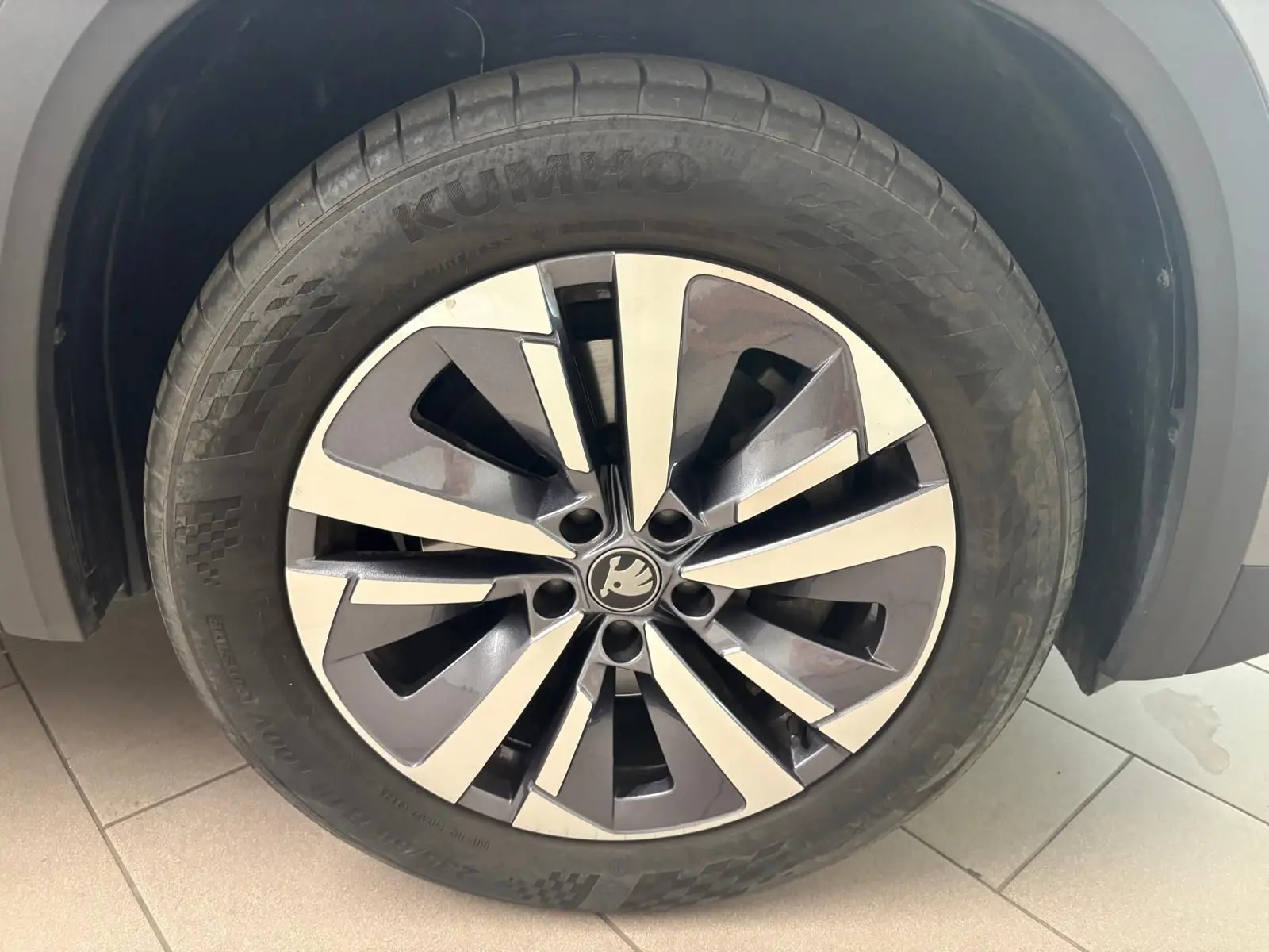 Gros plan sur la roue avant droite d’un Skoda Kodiaq gris graphite, jante alliage bicolore au design moderne.