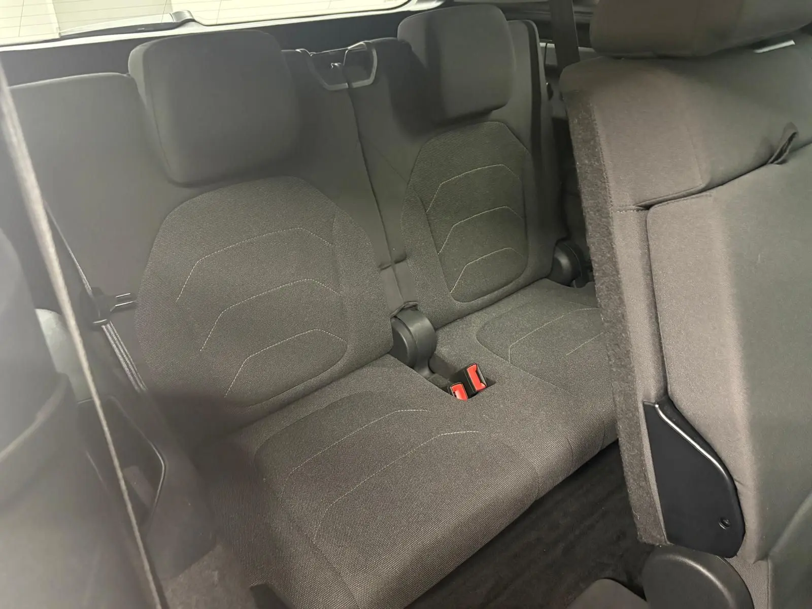 Vue intérieure sur la troisième rangée de sièges en tissu gris foncé du Skoda Kodiaq 2025, version 7 places.