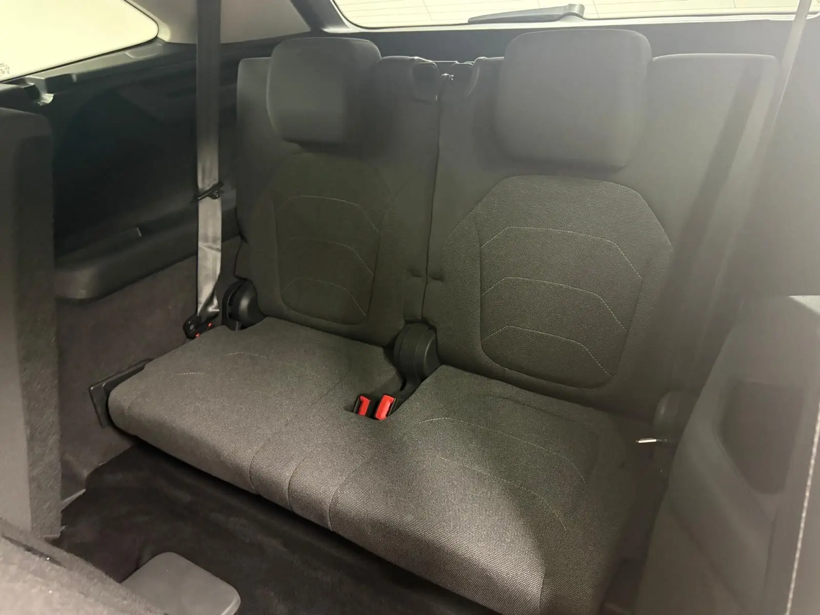 Vue intérieure montrant la troisième rangée de sièges en tissu gris foncé du Skoda Kodiaq 2025, version 7 places.