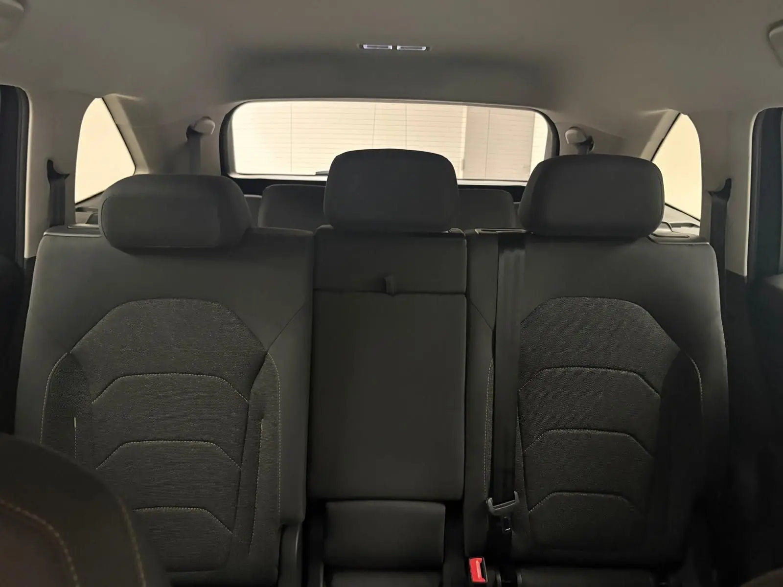 Vue intérieure arrière montrant les sièges noirs du Skoda Kodiaq gris graphite 2025 en version 7 places.