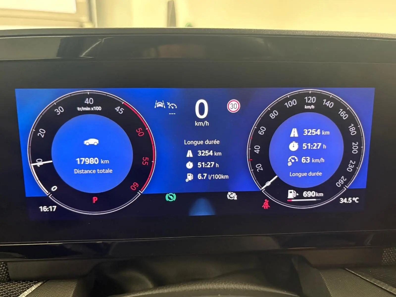 Tableau de bord numérique du Skoda Kodiaq gris graphite, affichant la vitesse, compte-tours et informations de trajet.