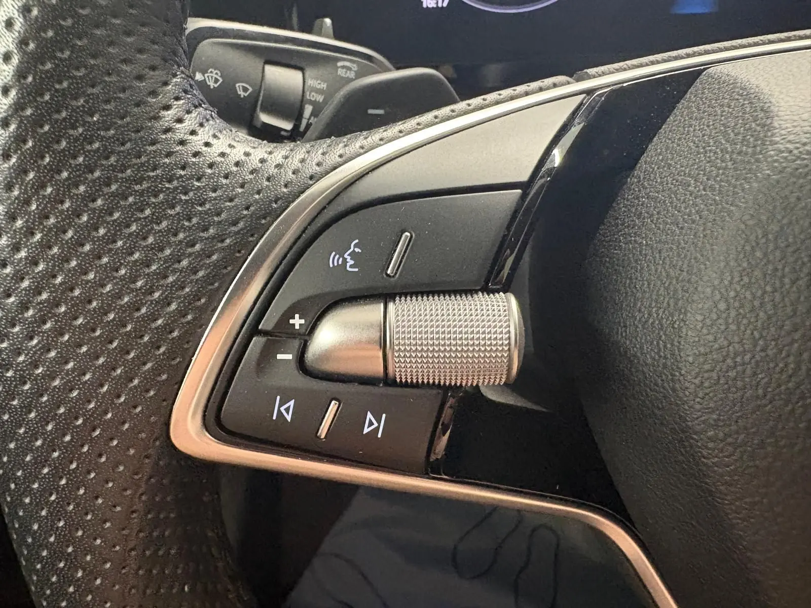 Gros plan sur les commandes du volant côté gauche du Skoda Kodiaq gris graphite 2025, version diesel 2.0 TDI DSG7.
