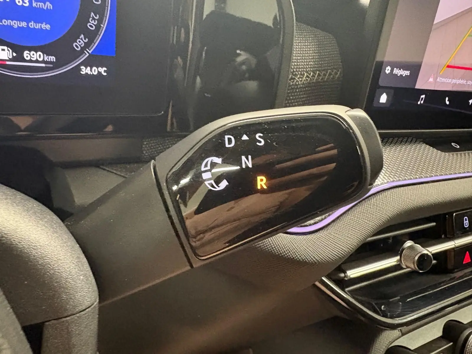 Le levier de vitesses automatique en mode marche arrière dans l'habitacle du Skoda Kodiaq gris graphite 2025.