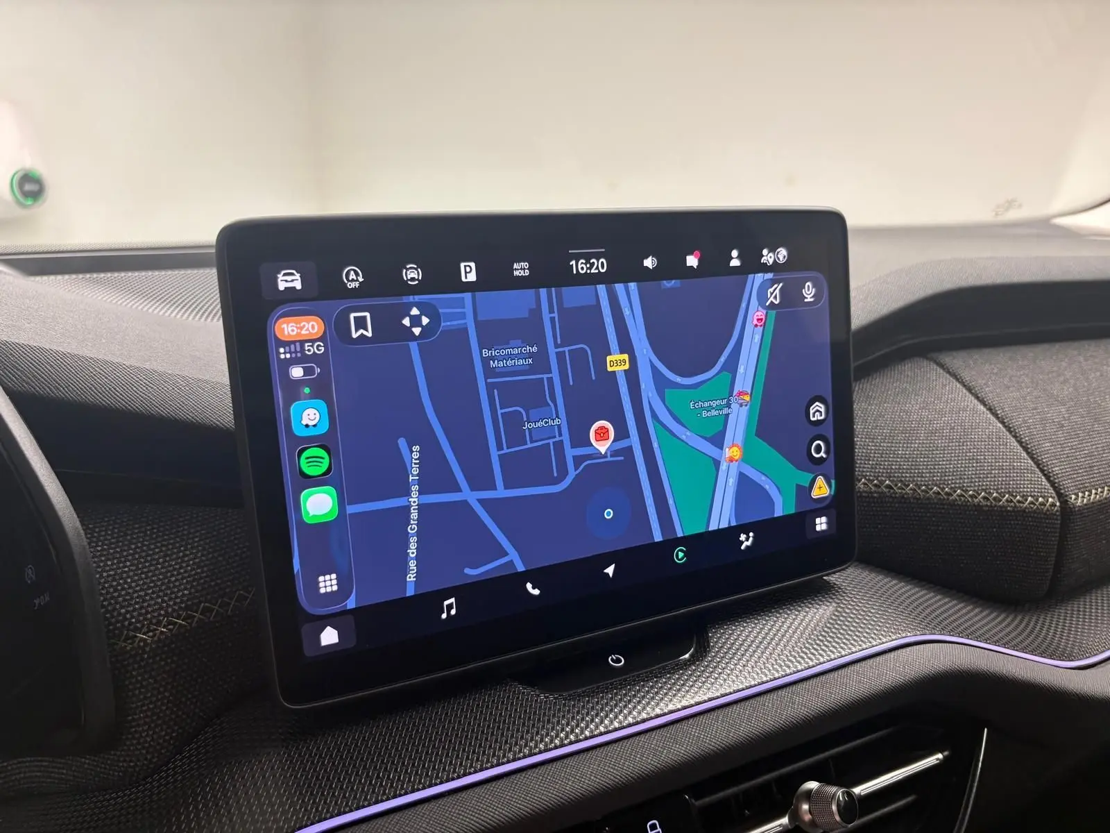 Écran tactile central du Skoda Kodiaq 2025 gris graphite, affichant une carte de navigation avec interface connectée.