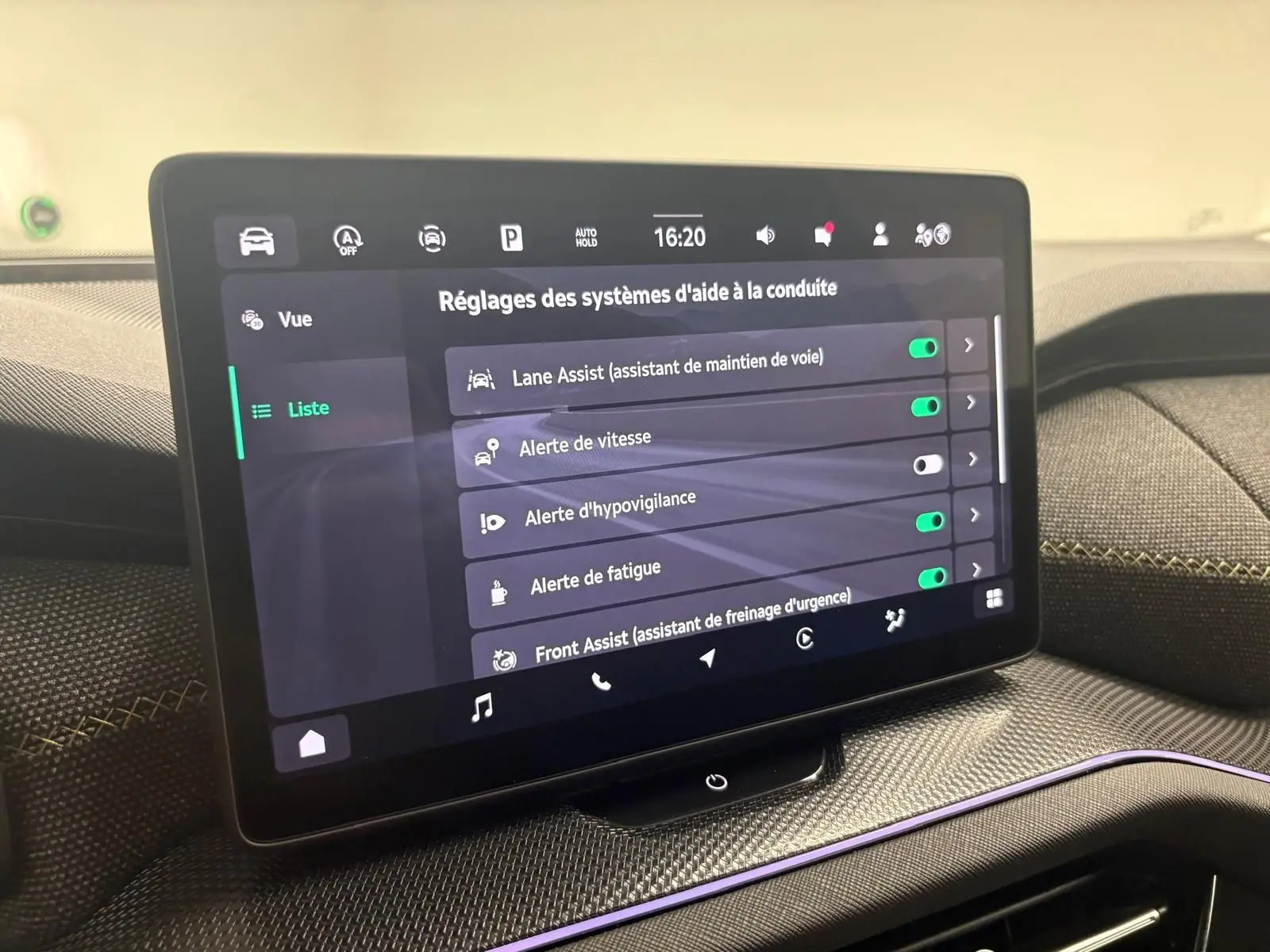Écran tactile central du Skoda Kodiaq 2025 gris graphite, affichant les réglages des aides à la conduite.
