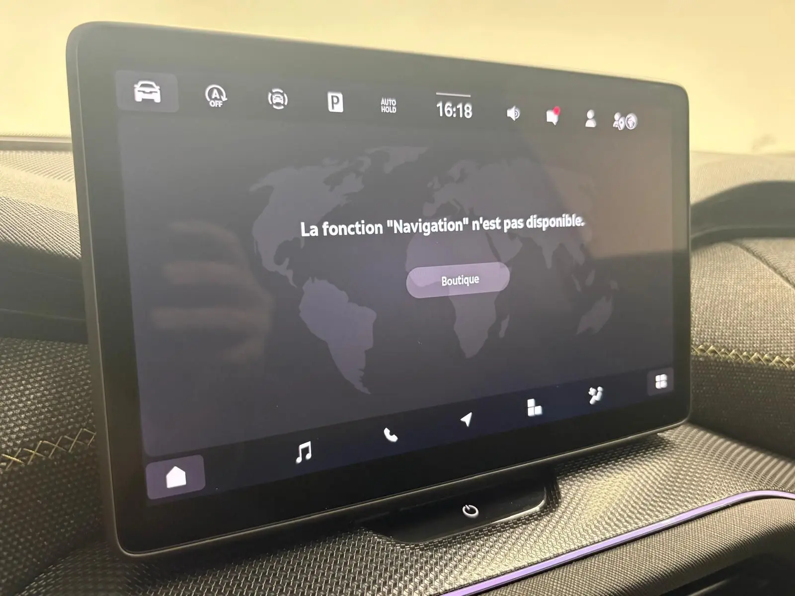 Écran tactile central du Skoda Kodiaq 2025 gris graphite, vue rapprochée de la console avec message de navigation indisponible.