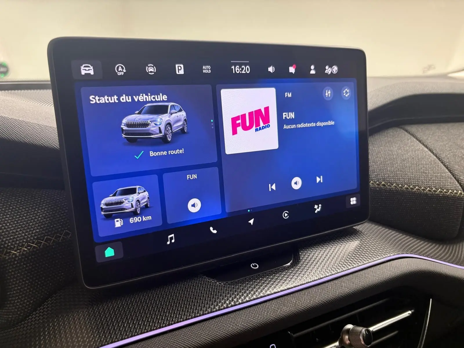 Écran tactile central du Skoda Kodiaq gris graphite 2025, affichant le statut du véhicule et la radio FM.
