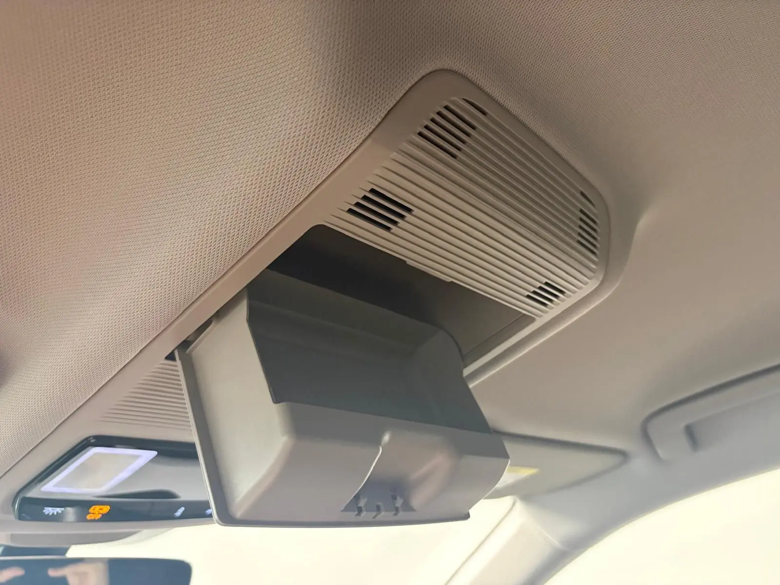 Boîte à lunettes ouverte sous le plafond intérieur du Skoda Kodiaq gris graphite vue côté droit.