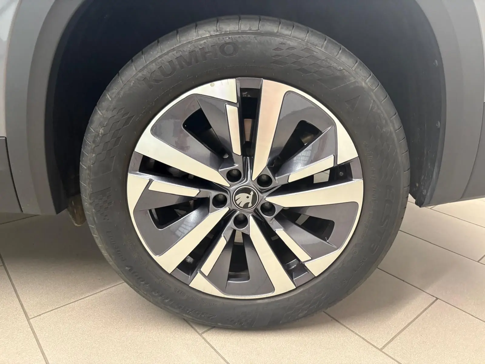 Gros plan sur la roue avant droite du Skoda Kodiaq gris graphite, mettant en valeur la jante alliage au design moderne.