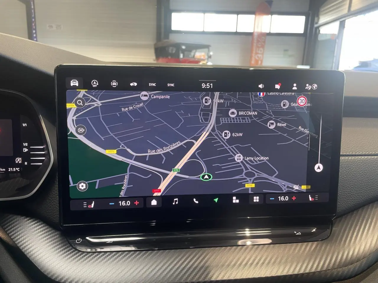 Écran tactile central du tableau de bord de la Skoda Octavia Sportline 2025, affichant la navigation GPS.