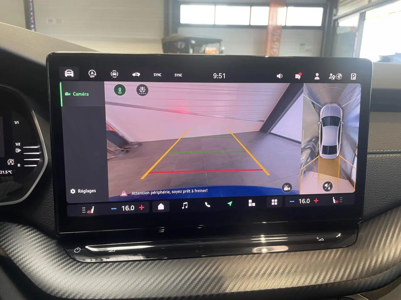 Écran tactile intérieur affichant la caméra de recul et vue 360° de la Skoda Octavia Sportline 2025.