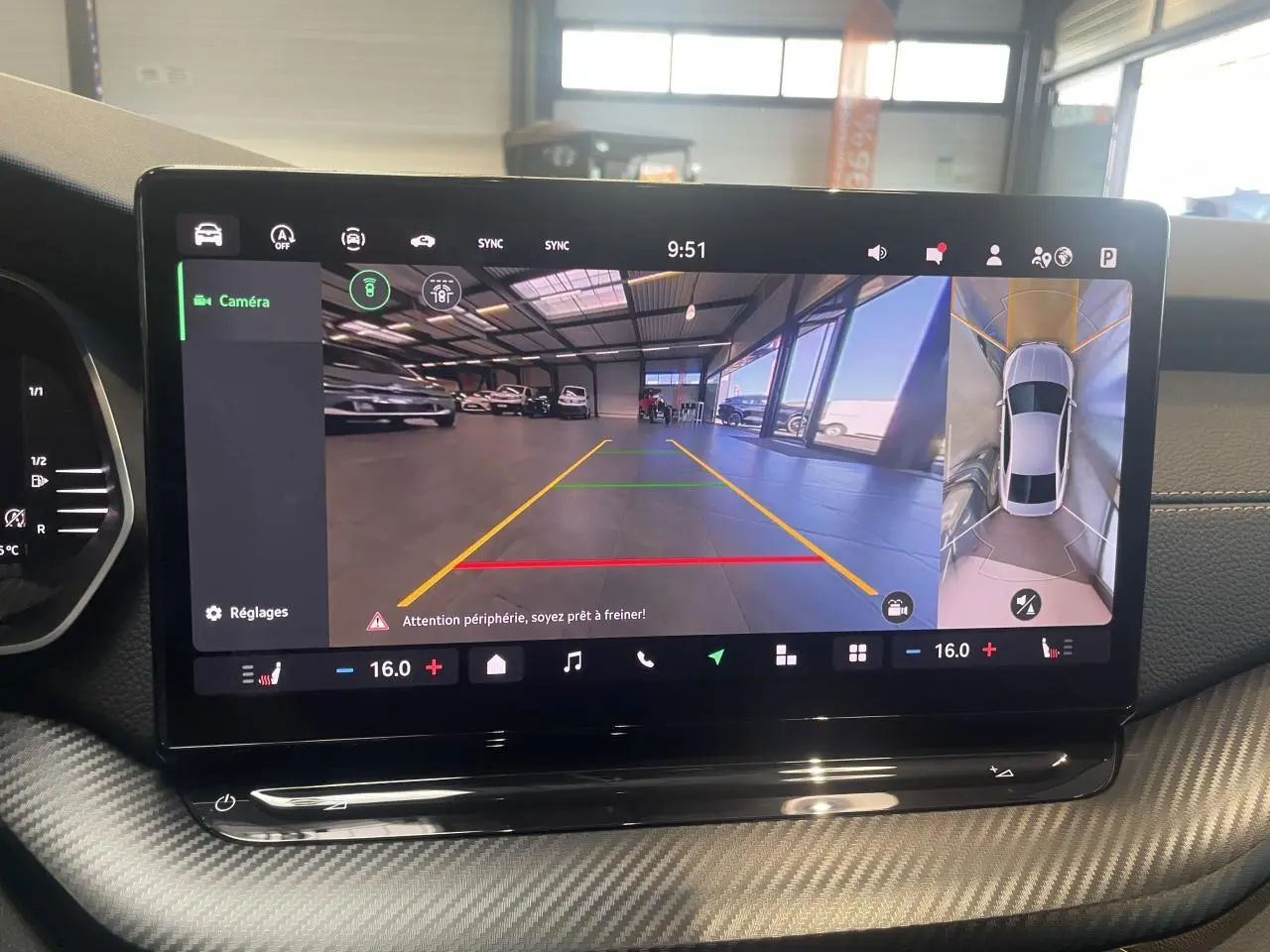 Écran tactile intérieur de la Skoda Octavia 2025 affichant la caméra de recul et vue 360° en garage.