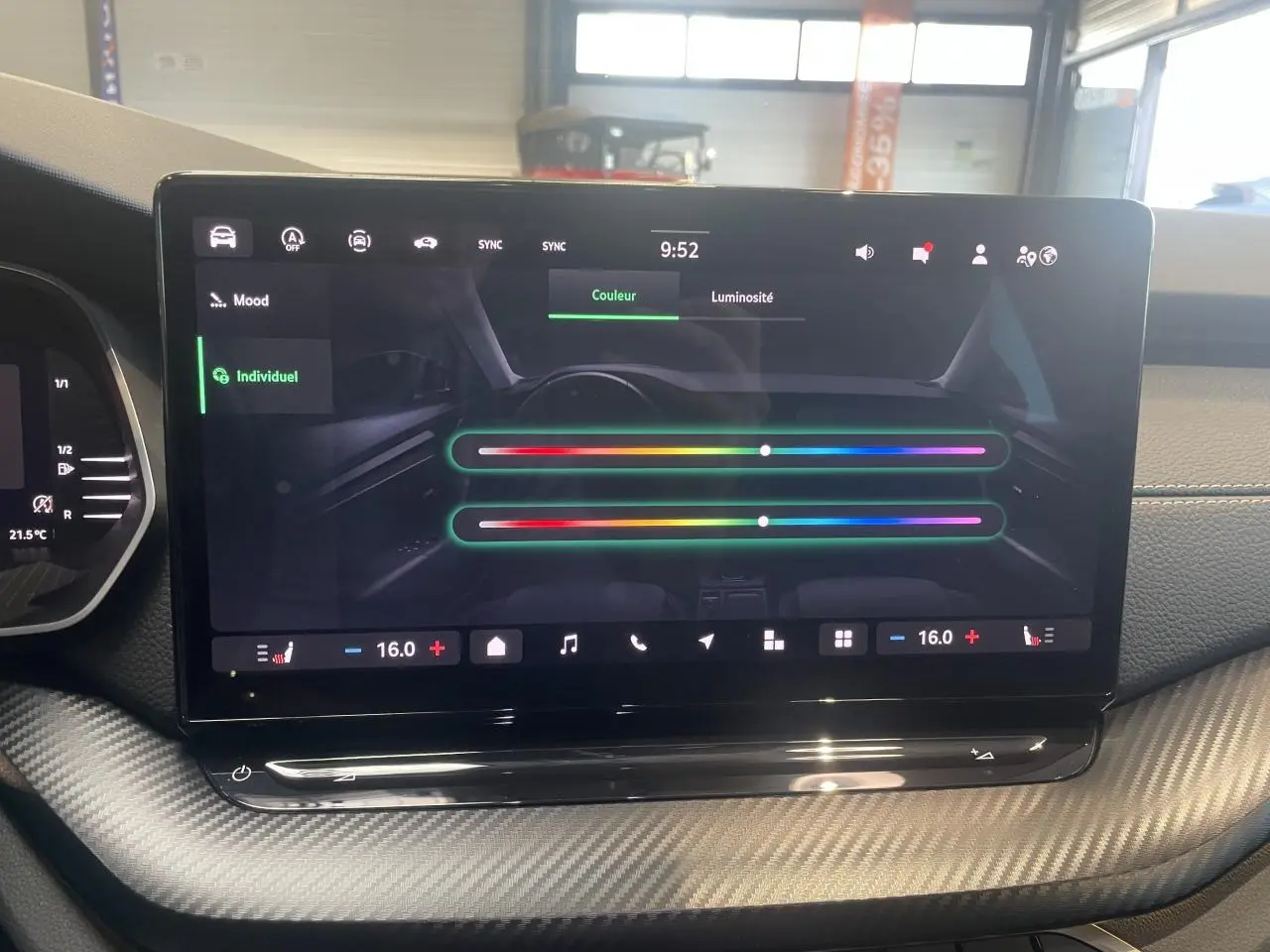 Écran tactile central du tableau de bord de la Skoda Octavia 2025, ambiance intérieure avec finition carbone.
