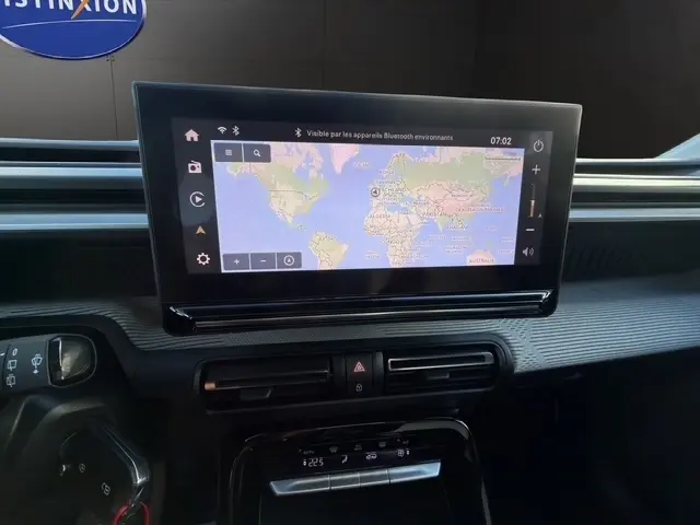 Écran tactile central de navigation affichant une carte, tableau de bord noir intérieur Citroën C3 Aircross 2025.