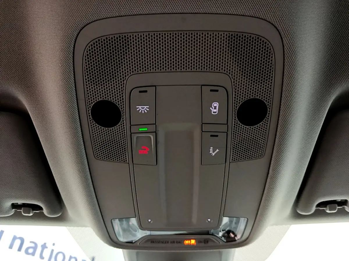 Vue intérieure du plafonnier avec commandes d’éclairage et d’assistance sur Audi Q3 noir 35 TDI 2021.