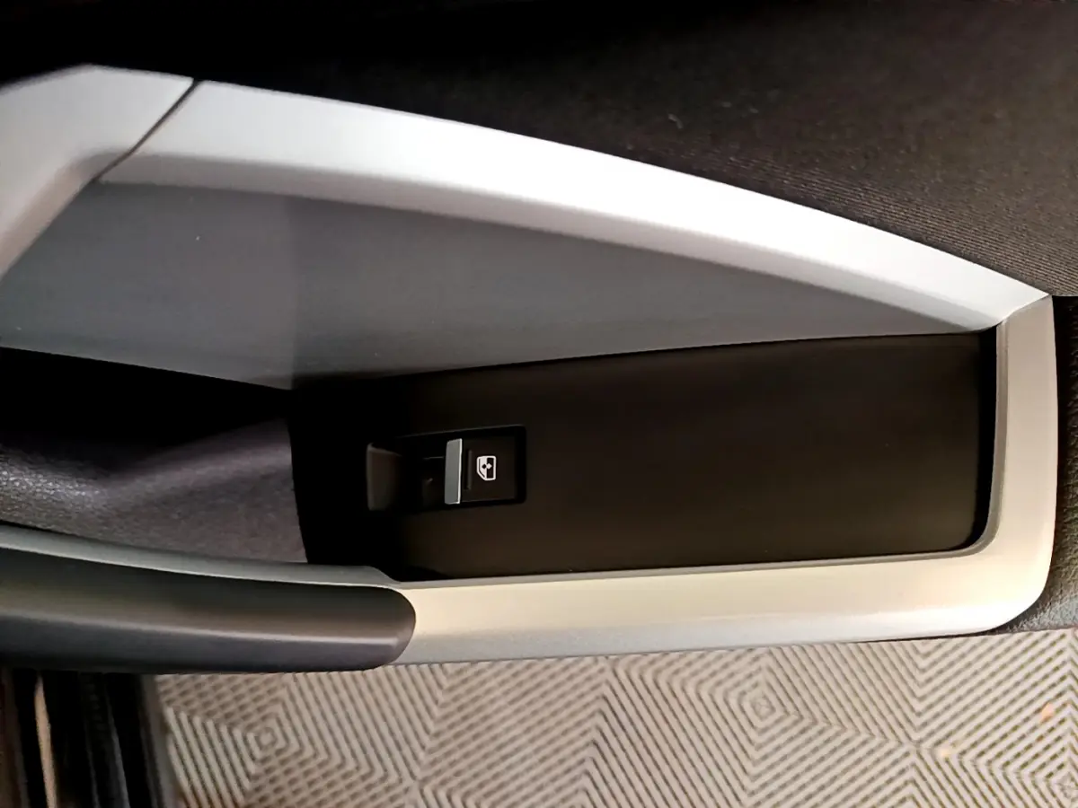 Gros plan sur la commande de lève-vitre électrique côté conducteur de l'Audi Q3 noir, finition Business Line 2021.