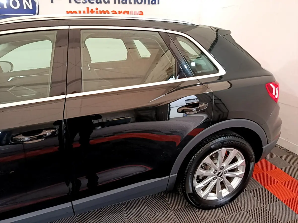 Vue latérale côté droit d’un Audi Q3 noir 35 TDI 150 S tronic Business Line avec jantes alliage et feux arrière LED.