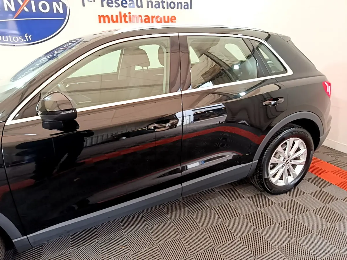 Vue latérale droite d'un Audi Q3 noir 2021 avec jantes alliage et rétroviseurs électriques chauffants.