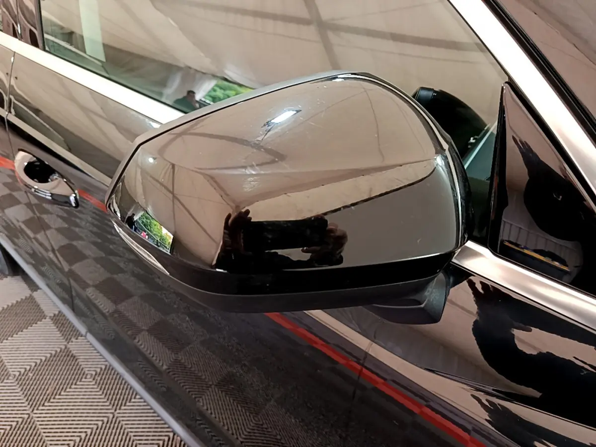 Rétroviseur côté conducteur noir brillant de l'Audi Q3 35 TDI 150 S tronic Business Line 2021, vue rapprochée.