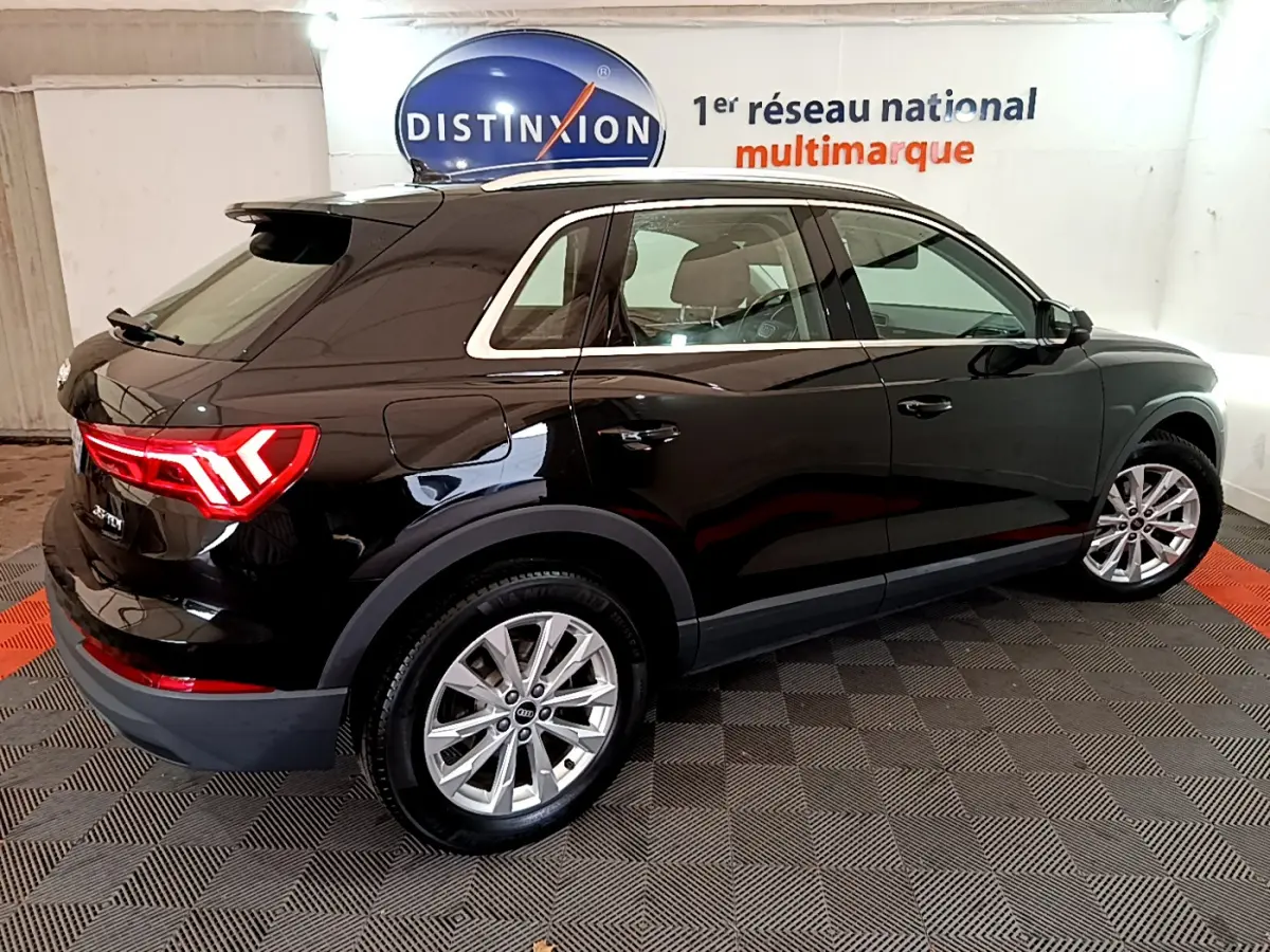 Audi Q3 35 TDI noir vue 3/4 arrière droit, feux LED allumés, jantes alliage et rétroviseurs électriques visibles.