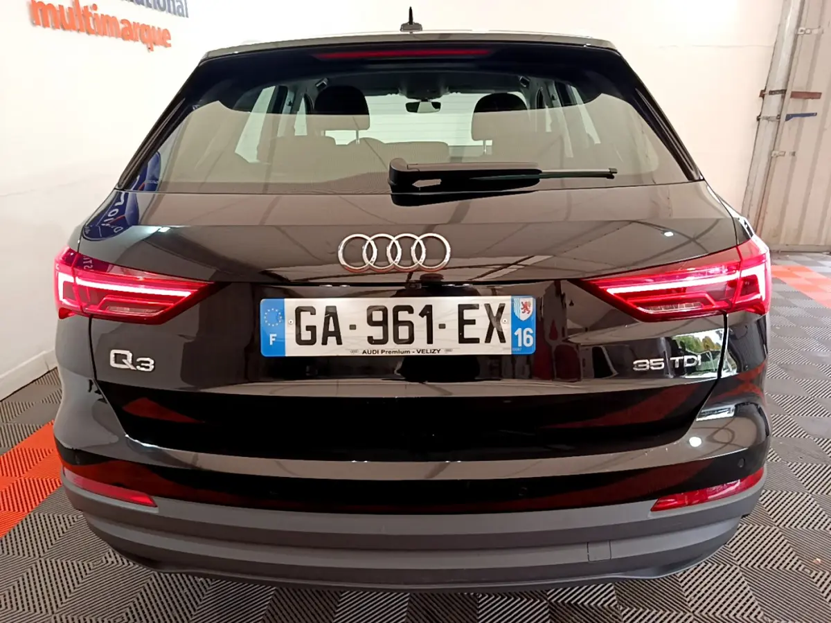 Vue arrière d’un Audi Q3 noir 35 TDI avec feux LED allumés et plaque d’immatriculation française visible.